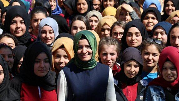Aile ve Sosyal Politikalar Bakanı Sayın Fatma Betül Sayan KAYA Fethiye Şehit Sümer Deniz Anadolu Kız İmam Hatip Lisesini ziyaret ederek çeşitli incelemelerde bulundu.
