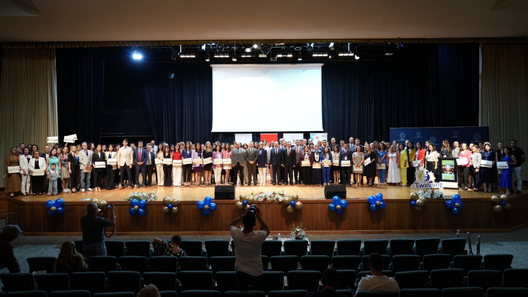 STEM VE eTWINNING ÖDÜL TÖRENİ YOĞUN KATILIMLA GERÇEKLEŞTİRİLDİ