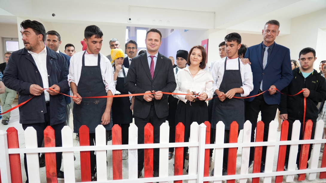 EĞİTİME ANLAMLI BİR KATKI: MUĞLA ÖZEL EĞİTİM MESLEK OKULUMUZA YENİ BİR KÜTÜPHANE KAZANDIRILDI 