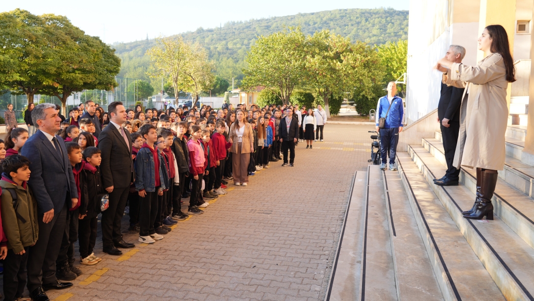İL MÜDÜRÜMÜZ EMRE ÇAY YENİ HAFTAYA BAYRAK TÖRENİYLE BAŞLADI
